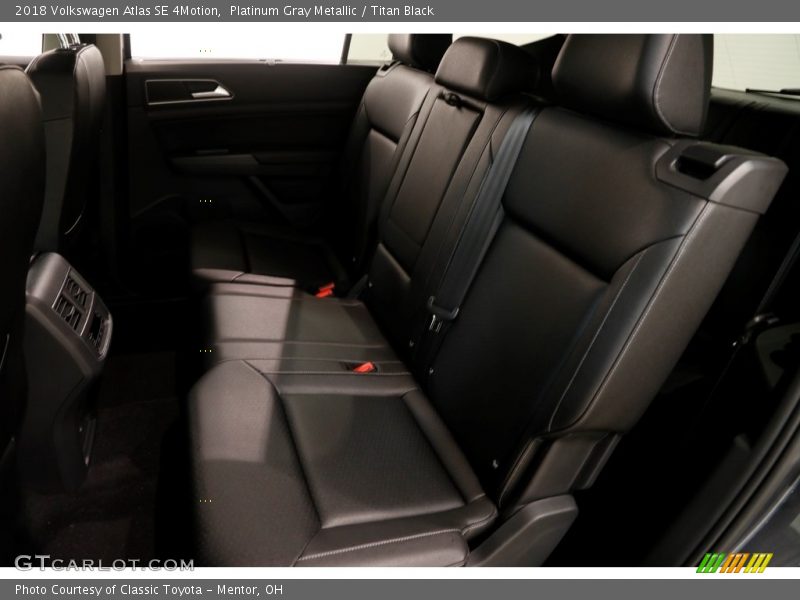 Platinum Gray Metallic / Titan Black 2018 Volkswagen Atlas SE 4Motion