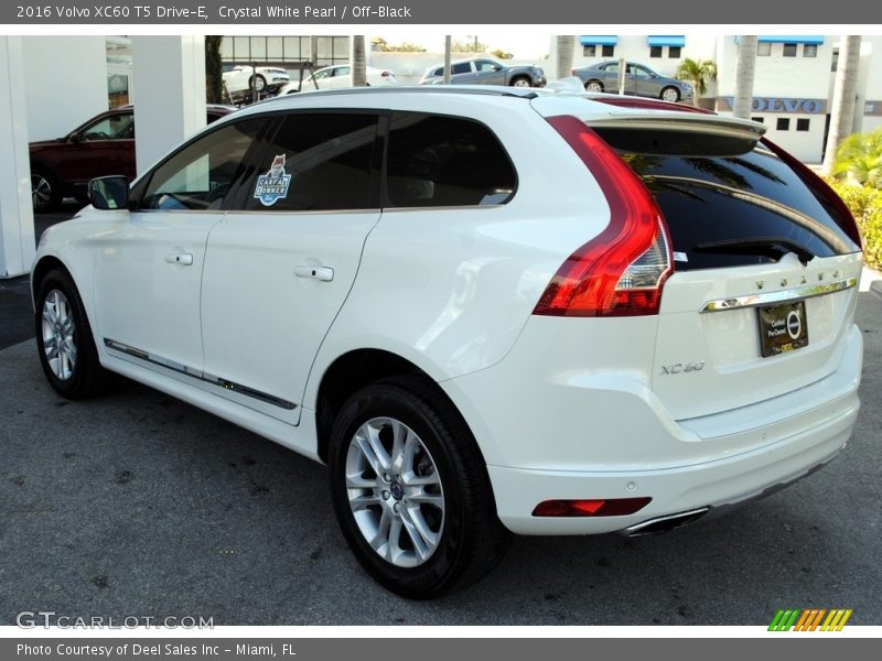 Crystal White Pearl / Off-Black 2016 Volvo XC60 T5 Drive-E