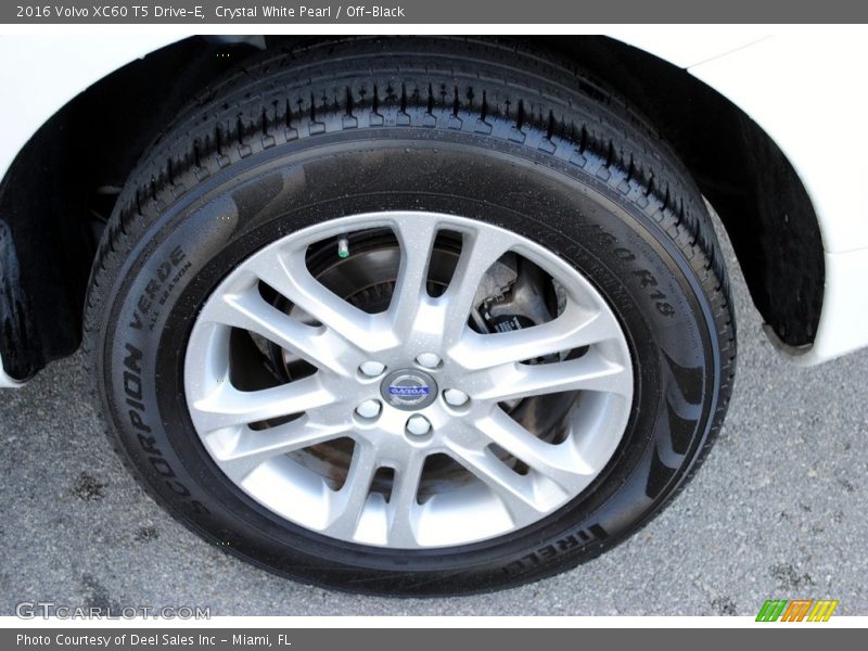 Crystal White Pearl / Off-Black 2016 Volvo XC60 T5 Drive-E