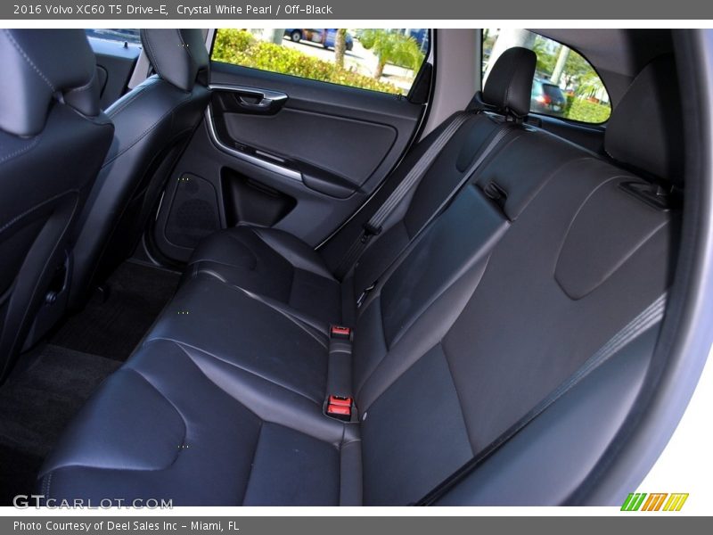 Crystal White Pearl / Off-Black 2016 Volvo XC60 T5 Drive-E