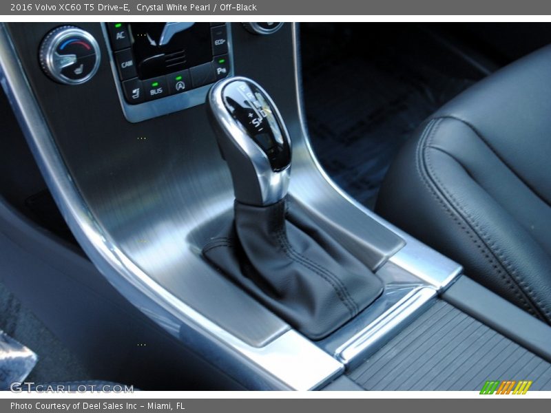 Crystal White Pearl / Off-Black 2016 Volvo XC60 T5 Drive-E