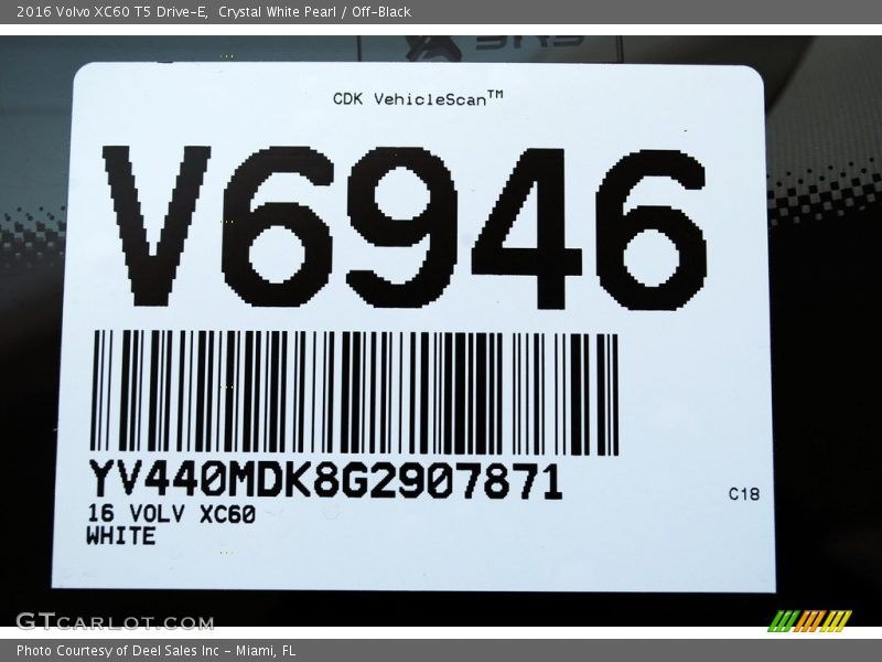 Crystal White Pearl / Off-Black 2016 Volvo XC60 T5 Drive-E