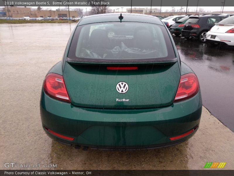 Bottle Green Metallic / Titan Black 2018 Volkswagen Beetle S
