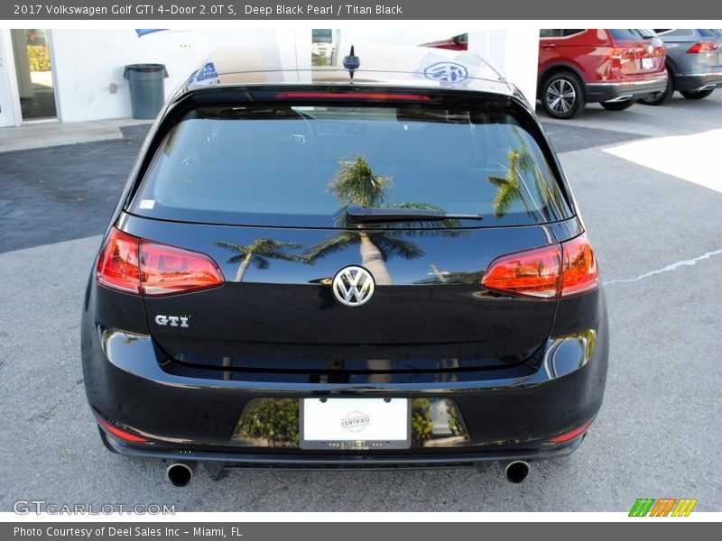 Deep Black Pearl / Titan Black 2017 Volkswagen Golf GTI 4-Door 2.0T S