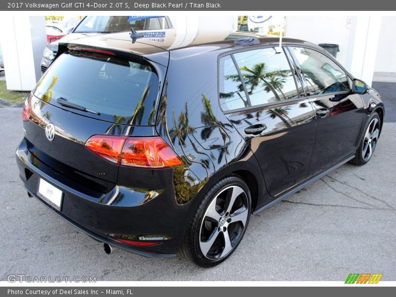 Deep Black Pearl / Titan Black 2017 Volkswagen Golf GTI 4-Door 2.0T S