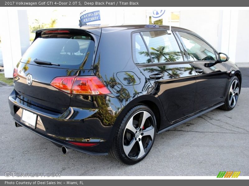 Deep Black Pearl / Titan Black 2017 Volkswagen Golf GTI 4-Door 2.0T S