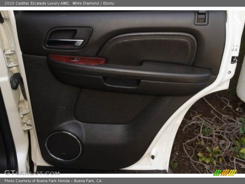 White Diamond / Ebony 2010 Cadillac Escalade Luxury AWD