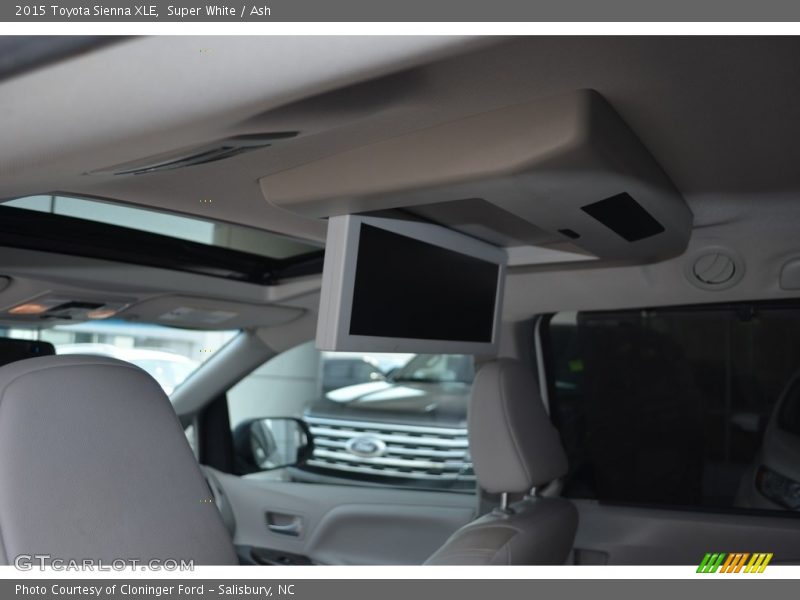 Super White / Ash 2015 Toyota Sienna XLE