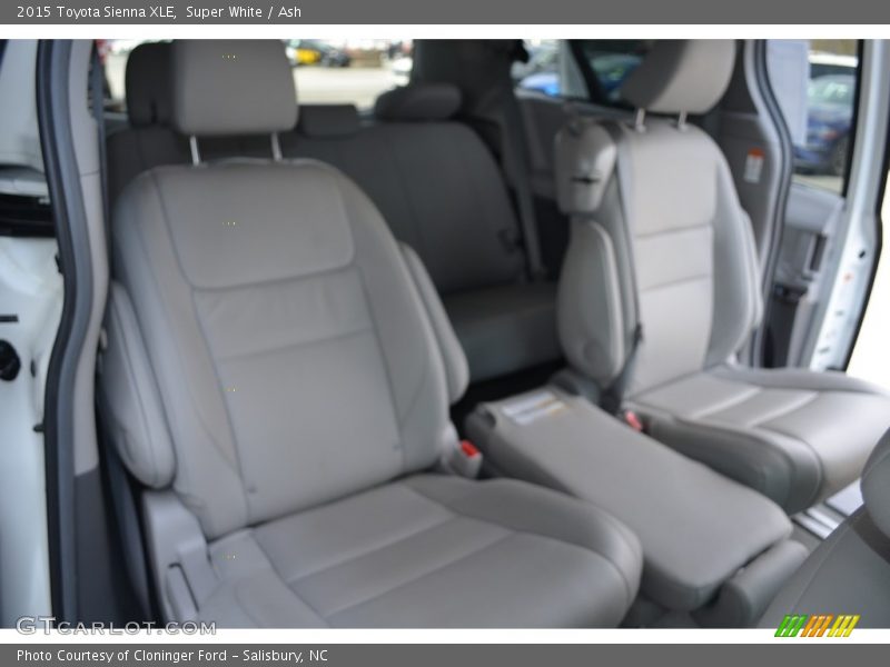Super White / Ash 2015 Toyota Sienna XLE