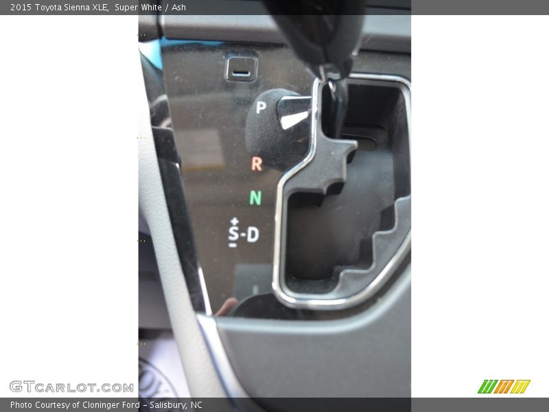 Super White / Ash 2015 Toyota Sienna XLE