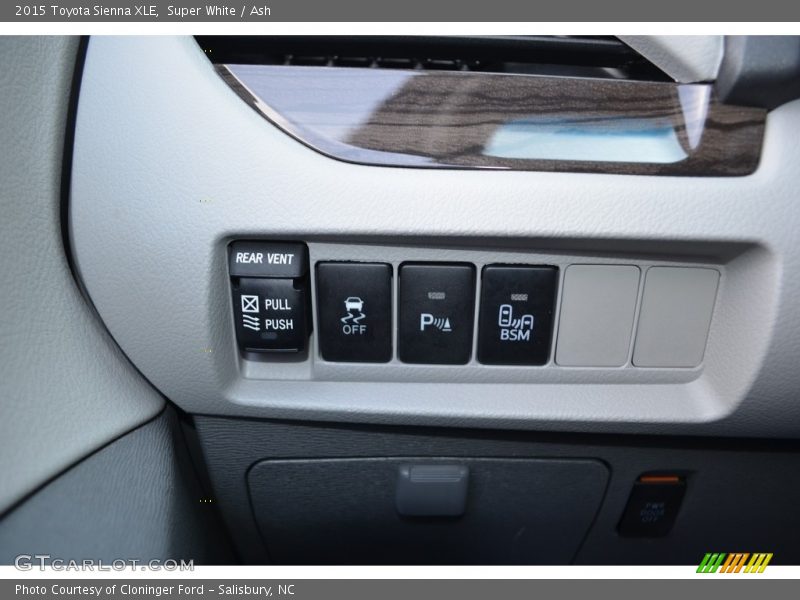 Super White / Ash 2015 Toyota Sienna XLE