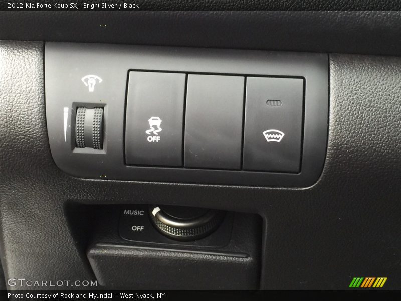 Bright Silver / Black 2012 Kia Forte Koup SX