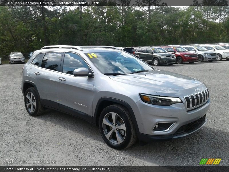 Front 3/4 View of 2019 Cherokee Limited