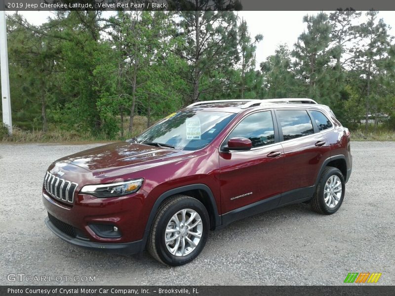 Front 3/4 View of 2019 Cherokee Latitude