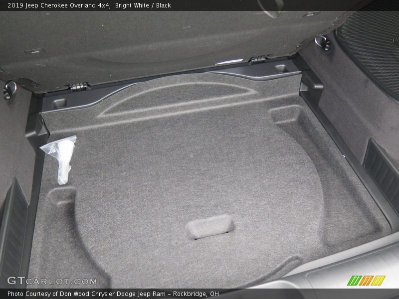 Bright White / Black 2019 Jeep Cherokee Overland 4x4