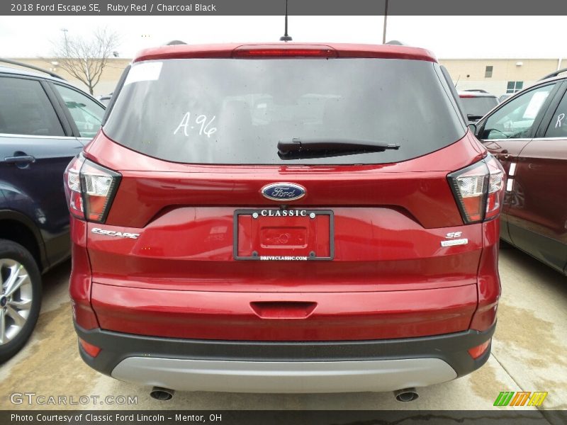Ruby Red / Charcoal Black 2018 Ford Escape SE