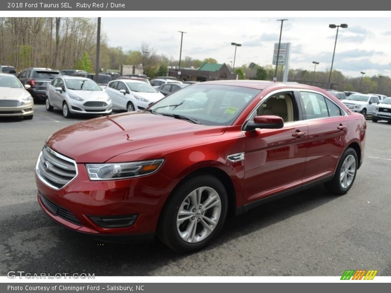 Front 3/4 View of 2018 Taurus SEL