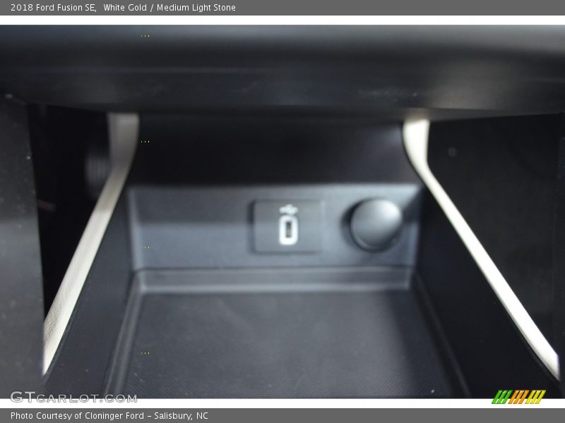 White Gold / Medium Light Stone 2018 Ford Fusion SE