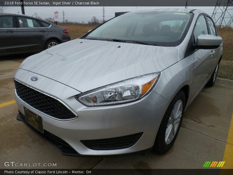Ingot Silver / Charcoal Black 2018 Ford Focus SE Sedan