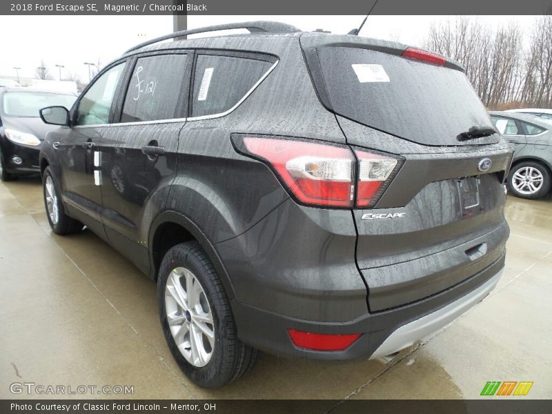 Magnetic / Charcoal Black 2018 Ford Escape SE