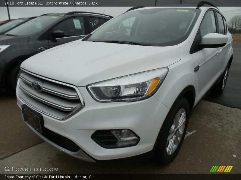 Oxford White / Charcoal Black 2018 Ford Escape SE