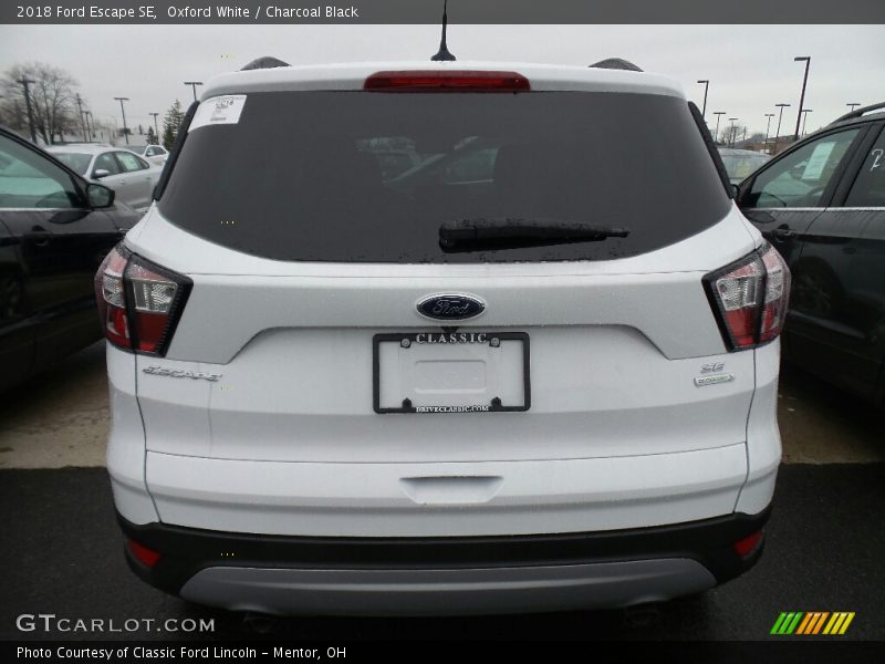 Oxford White / Charcoal Black 2018 Ford Escape SE