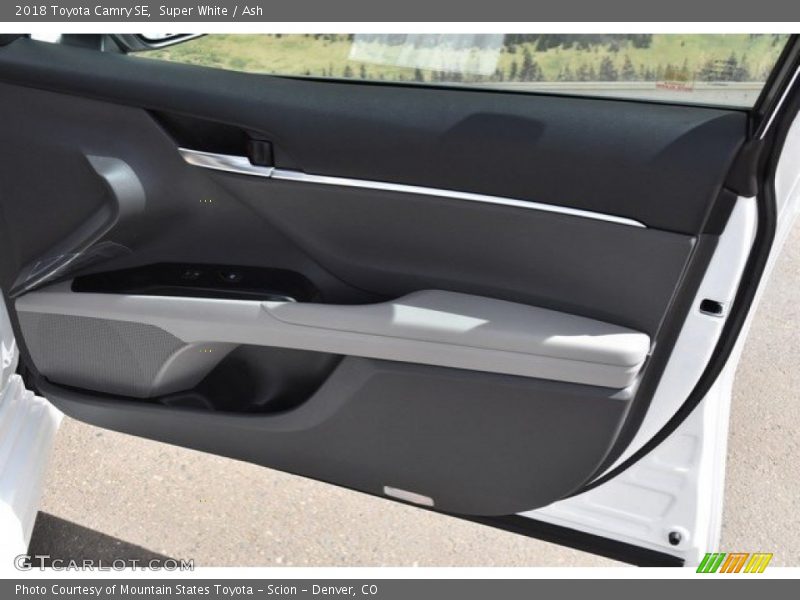 Super White / Ash 2018 Toyota Camry SE