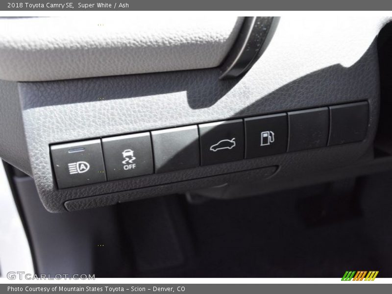 Super White / Ash 2018 Toyota Camry SE