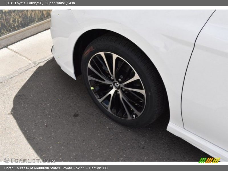 Super White / Ash 2018 Toyota Camry SE
