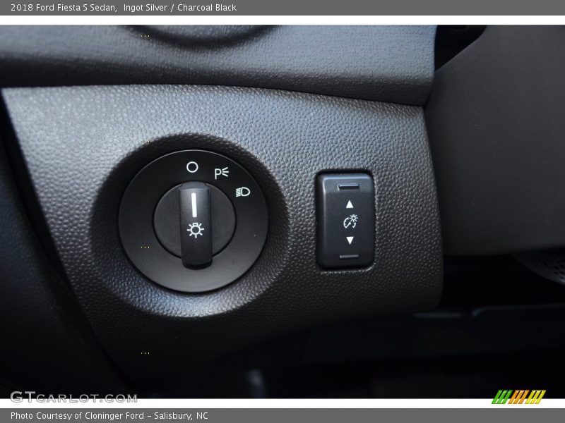 Ingot Silver / Charcoal Black 2018 Ford Fiesta S Sedan