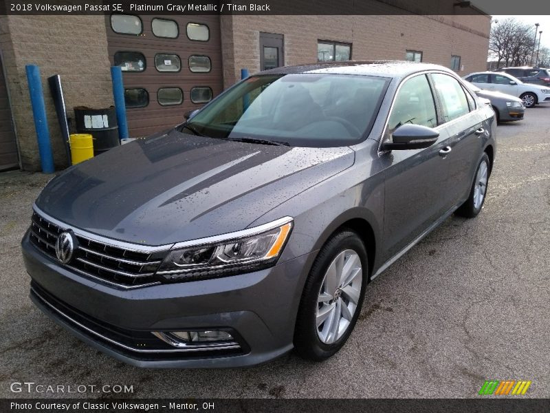 Front 3/4 View of 2018 Passat SE