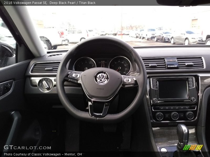 Deep Black Pearl / Titan Black 2018 Volkswagen Passat SE