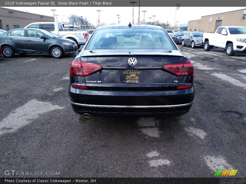 Deep Black Pearl / Titan Black 2018 Volkswagen Passat SE