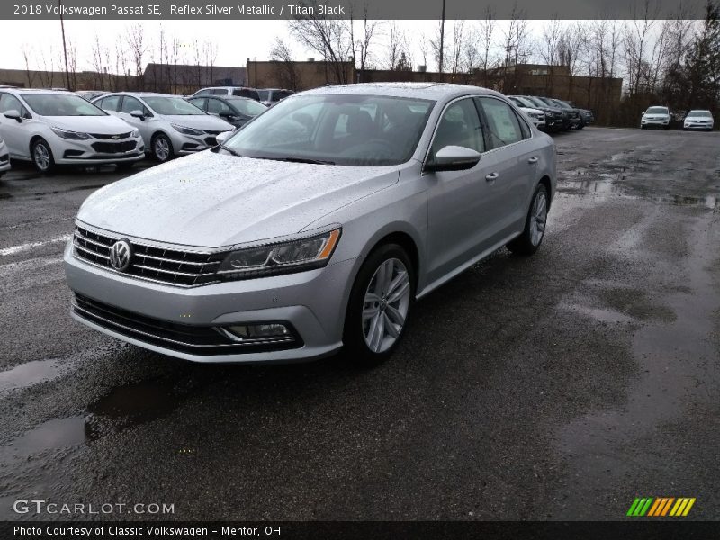 Reflex Silver Metallic / Titan Black 2018 Volkswagen Passat SE