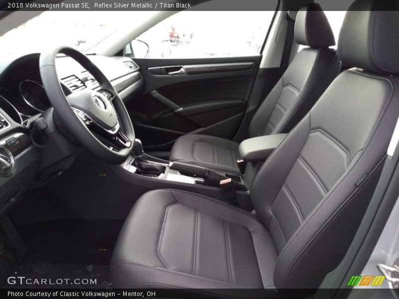 Reflex Silver Metallic / Titan Black 2018 Volkswagen Passat SE