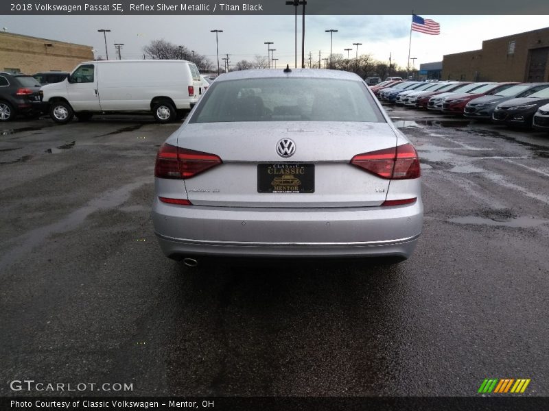 Reflex Silver Metallic / Titan Black 2018 Volkswagen Passat SE