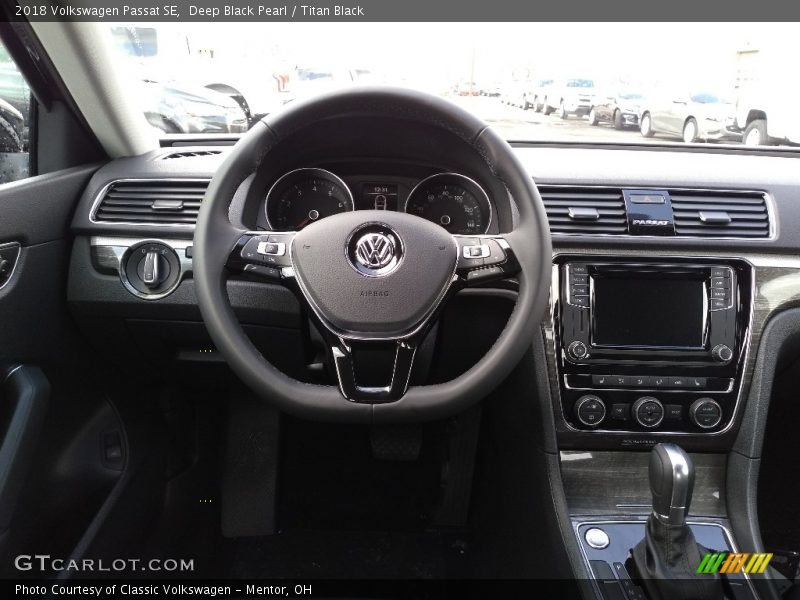 Deep Black Pearl / Titan Black 2018 Volkswagen Passat SE