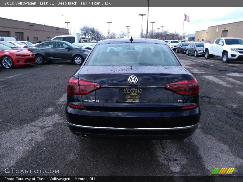 Deep Black Pearl / Titan Black 2018 Volkswagen Passat SE