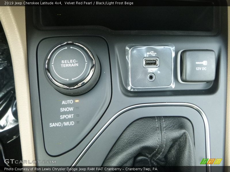 Controls of 2019 Cherokee Latitude 4x4