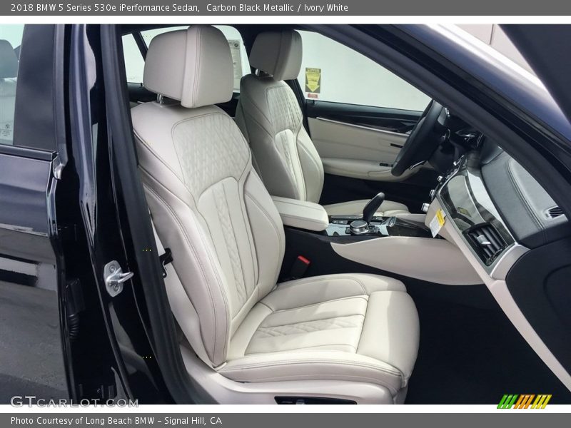 Carbon Black Metallic / Ivory White 2018 BMW 5 Series 530e iPerfomance Sedan