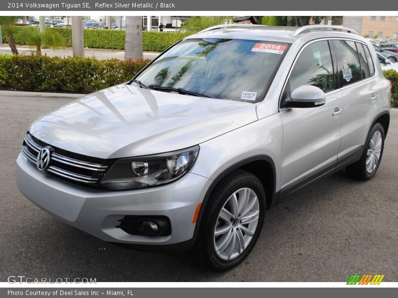 Reflex Silver Metallic / Black 2014 Volkswagen Tiguan SE