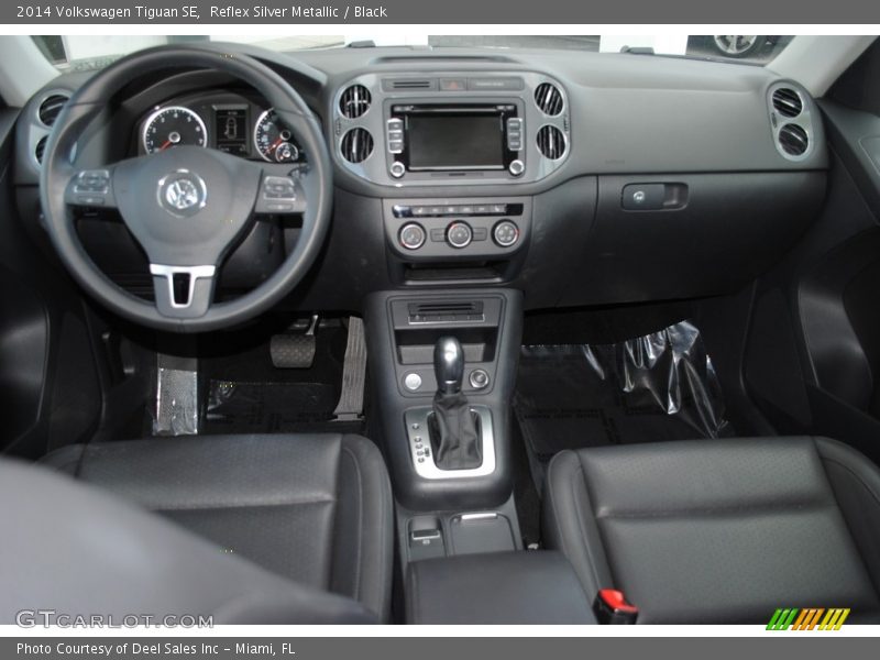 Reflex Silver Metallic / Black 2014 Volkswagen Tiguan SE