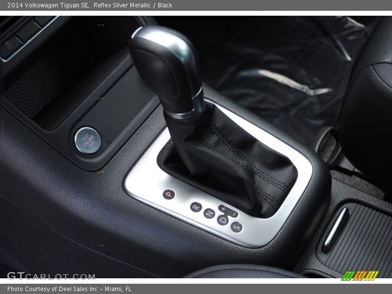 Reflex Silver Metallic / Black 2014 Volkswagen Tiguan SE