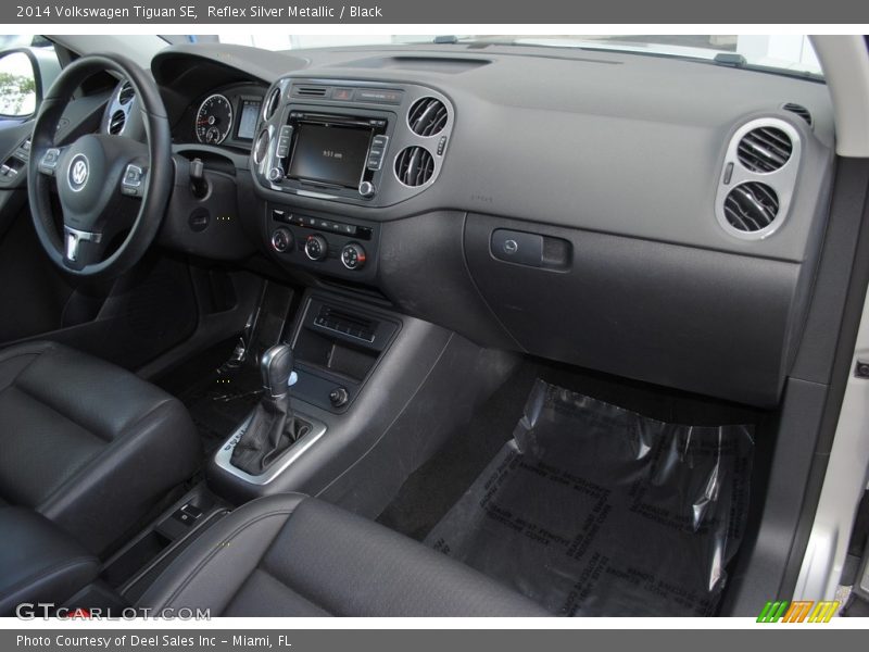 Reflex Silver Metallic / Black 2014 Volkswagen Tiguan SE