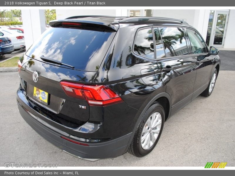 Deep Black Pearl / Titan Black 2018 Volkswagen Tiguan S