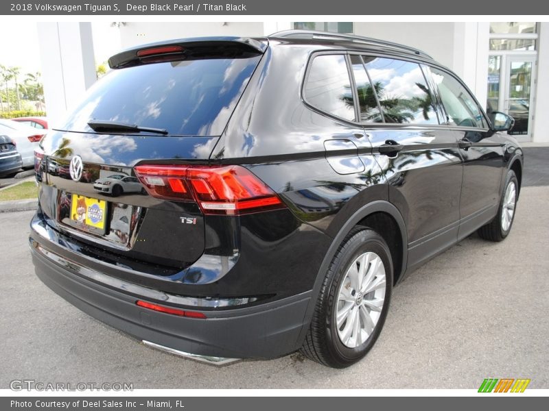 Deep Black Pearl / Titan Black 2018 Volkswagen Tiguan S