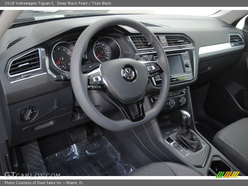 Deep Black Pearl / Titan Black 2018 Volkswagen Tiguan S