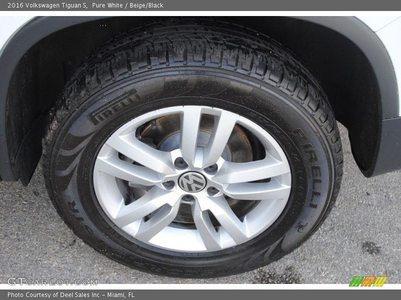 Pure White / Beige/Black 2016 Volkswagen Tiguan S