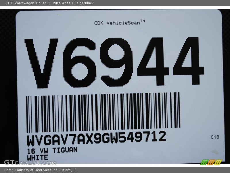 Pure White / Beige/Black 2016 Volkswagen Tiguan S