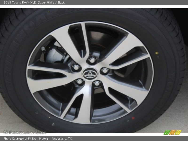 Super White / Black 2018 Toyota RAV4 XLE